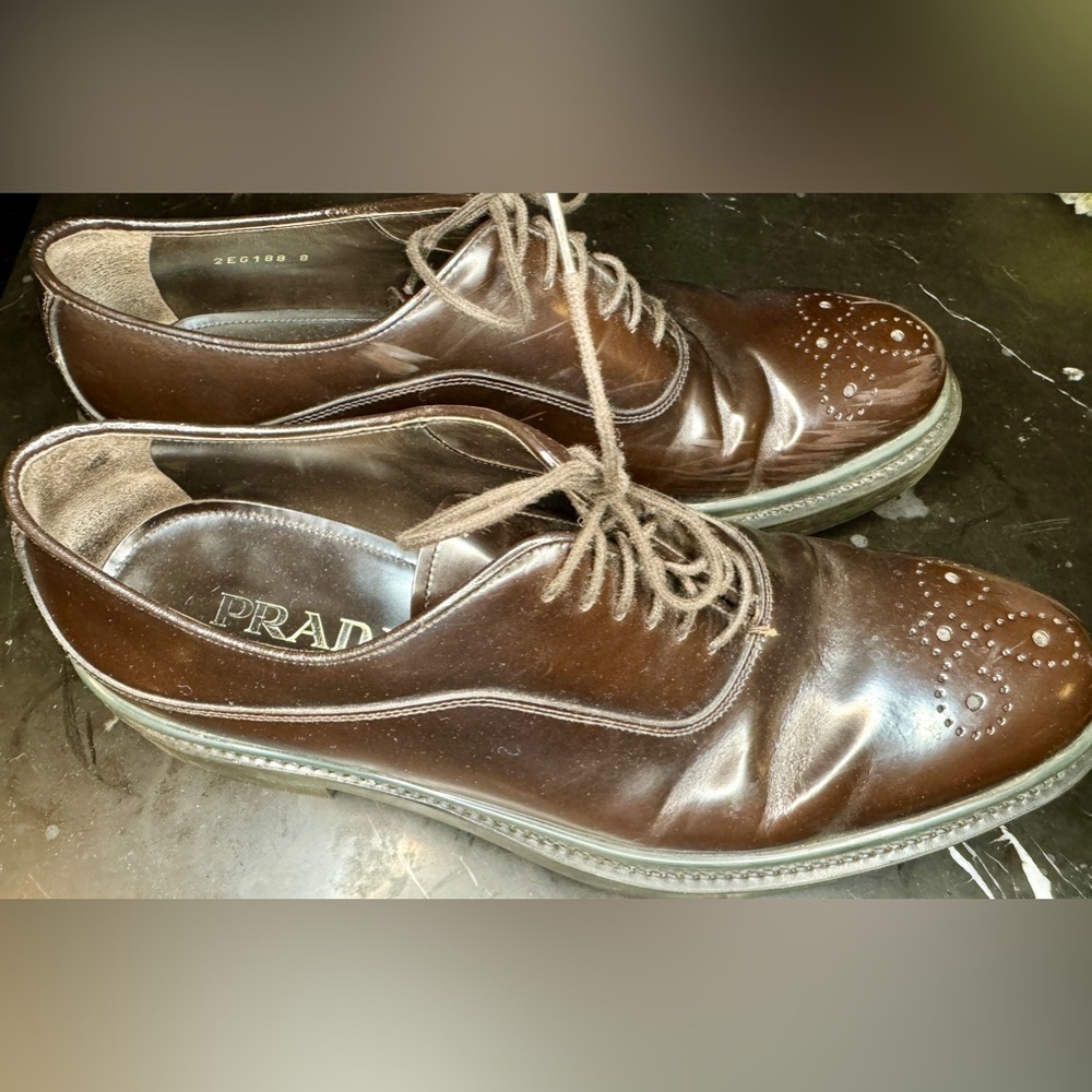 Prada men’s shoes size 8 but runs very large.  Fits me as a size 9. Brown color﻿